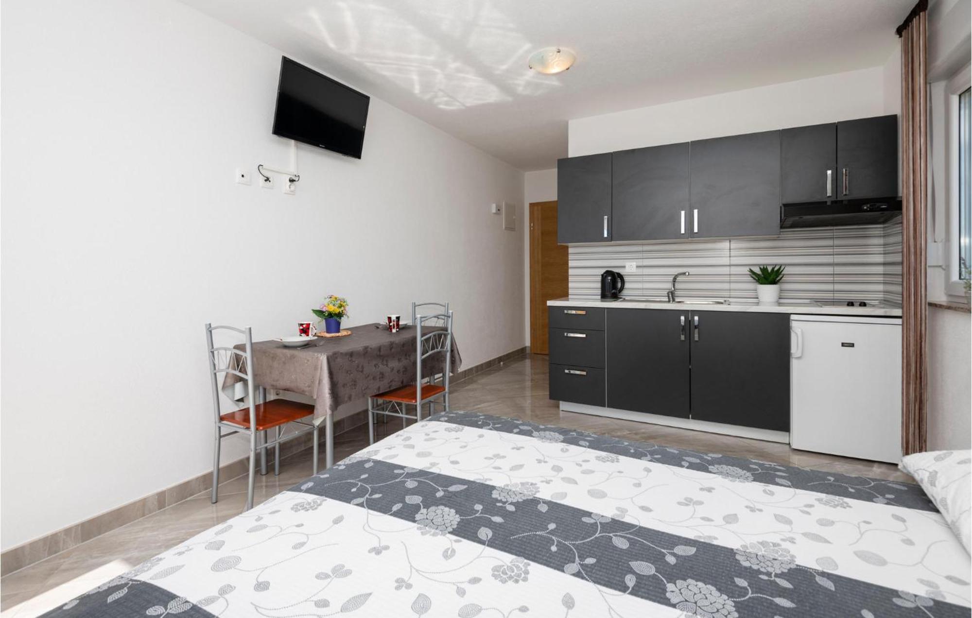 Stunning Apartment In Krvavica With Kitchen Esterno foto